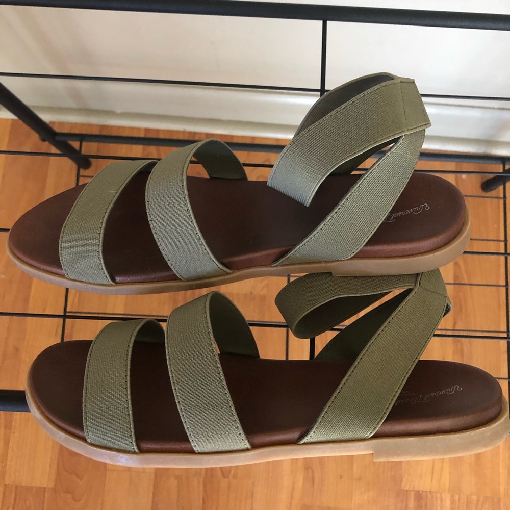 Universal Thread Sandals - Picture 3 of 4